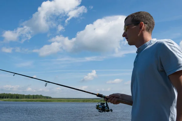 Homem Com Uma Vara Pesca Fundo Céu Azul Nublado — Fotografia de Stock