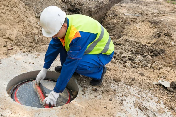 Trabajador Comunicaciones Urbanas Abre Puerta Inspección — Foto de Stock