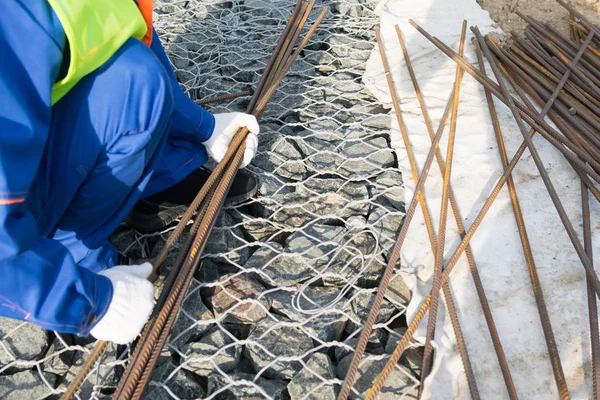 Barra Hierro Trabajador Construcción Elige Material — Foto de Stock