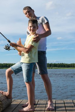 baba ve oğul gölde dönerek balık yakalamak