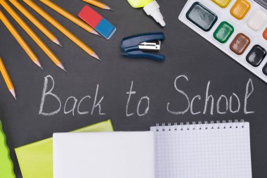 okul için öğeleri tebeşir bir yazıt ile bir tahta üzerinde