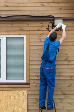 elektrikçi elektrik, arka görüş ev bağlanır