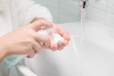 eller banyoda yüz yıkama köpüğü uygular, yakın çekim