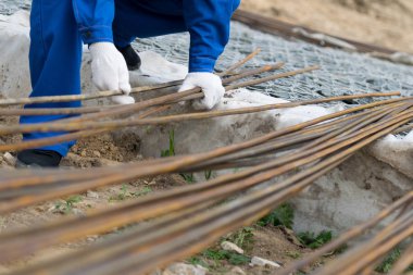 oluşturucu kalıp için demir çubuklar seçer, yakın çekim