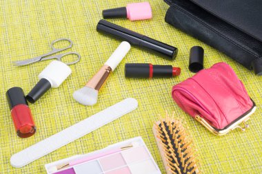 yeşil bir masa üzerinde çanta çeşitli kadın şeyler arka plan