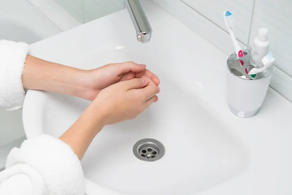 Mulher Roupão Banho Branco Lava Mãos Banheiro — Fotografia de Stock
