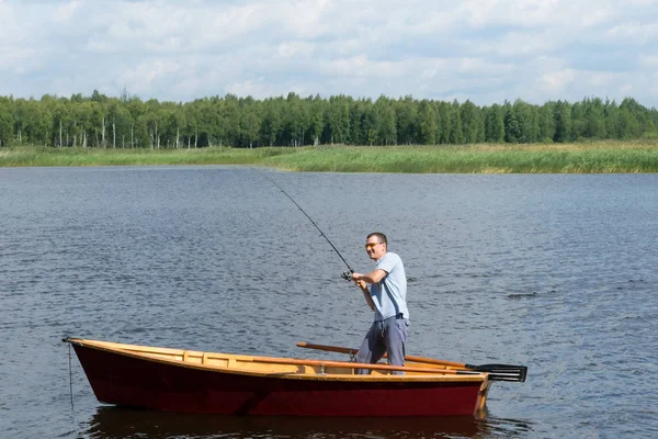 森の川でボート釣りをする男 — ストック写真