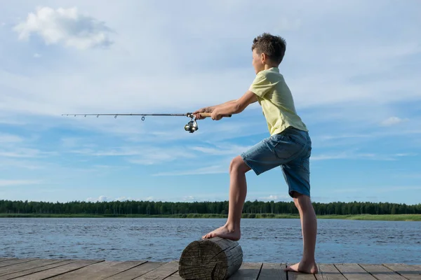 Niño Pescando Con Spinning Río Fondo Cielo Azul —  Fotos de Stock