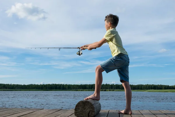 Garçon Pêche Avec Filature Sur Rivière Fond Bleu Ciel — Photo