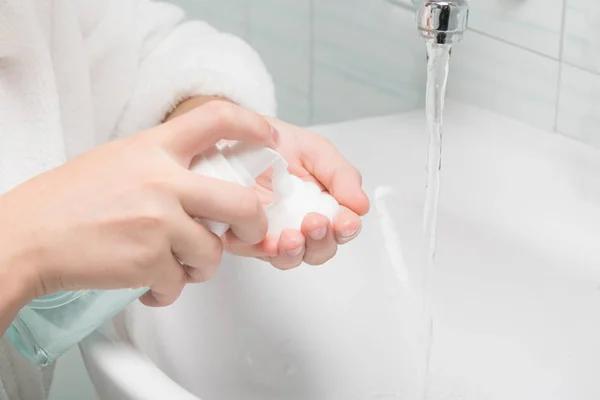 Mãos Aplicar Espuma Lavagem Facial Banheiro Close — Fotografia de Stock