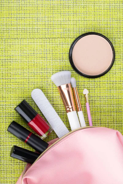 Bolsa Cosmética Rosa Con Artículos Maquillaje Cuidadosamente Dispuestos Sobre Fondo — Foto de Stock