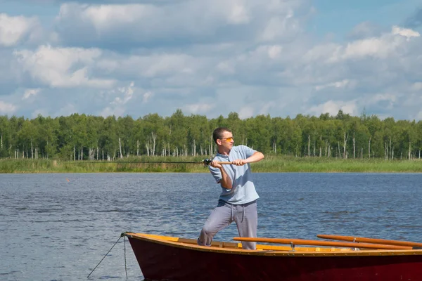 Hombre Gafas Amarillas Barco Centro Del Lago Lanza Caño Pescar —  Fotos de Stock