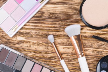 ahşap bir masa üzerinde akşam ve gündüz makyaj için dekoratif kozmetik seti