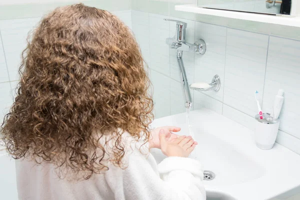 Menina Com Cabelo Encaracolado Banheiro Lava Mãos Visão Traseira — Fotografia de Stock