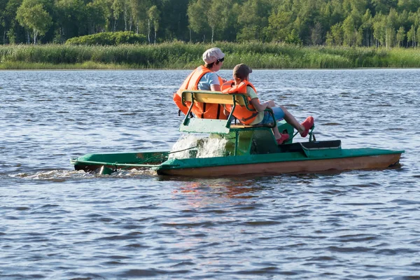 Två Personer Flytvästar Rida Järn Båt Floden Bakifrån — Stockfoto