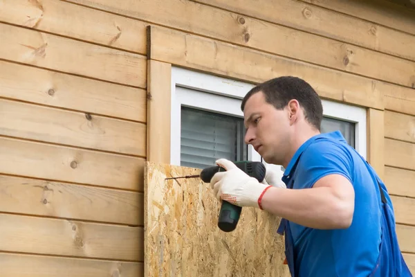 Hombre Sujeta Una Hoja Madera Contrachapada Para Proteger Las Ventanas — Foto de Stock