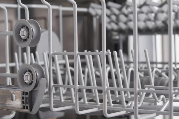 Dua Roda Sebelah Kiri Untuk Memperpanjang Wadah Mesin Cuci Piring — Stok Foto