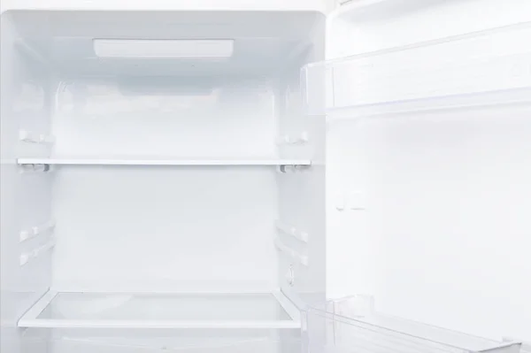 Yakın Çekim Boş Raflar Kapılar Beyaz Buzdolabı — Stok fotoğraf