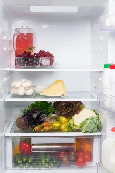 Полках Белого Холодильника Пищевые Продукты Свежие Овощи Ягоды Сыр Грибы — стоковое фото