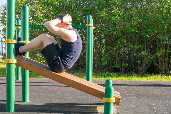 Hombre Entra Los Deportes Aire Libre Una Plataforma Especial Hace — Foto de Stock