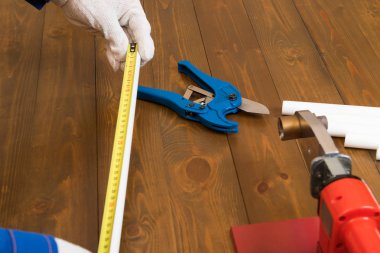 ana bir parçası kesmeden önce plastik boru bir parça ölçer