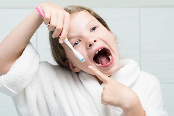 Gadis Yang Memegang Sikat Gigi Tangannya Latar Belakang Wajah Lucu — Stok Foto