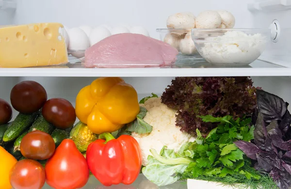 Крупным Планом Белом Холодильнике Пищевые Запасы Верхней Полке Яйца Рыба — стоковое фото