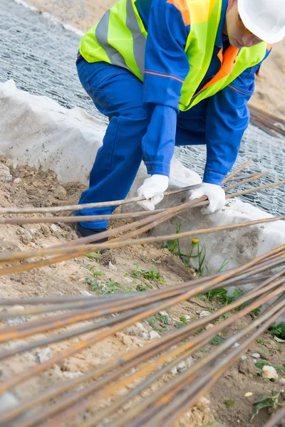 Builder Blå Uniform Tar Att Bära Förstärkningen För Stiftelsen Närbild — Stockfoto