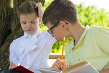 parkta, açık suda, okul çocukları, çocuk soruna bir çözüm için kız sorar, diye düşündü