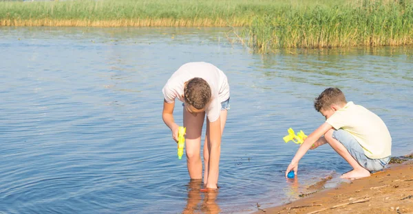 Ένα Κορίτσι Και Ένα Αγόρι Παίρνουν Νερό Από Μια Λίμνη — Φωτογραφία Αρχείου