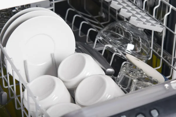 Крупным Планом Посудомоечной Машине Чистые Тарелки Кружки Очки Нож После — стоковое фото