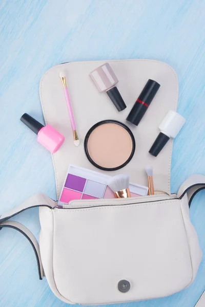 Auf Hellem Hintergrund Aus Einer Weißen Kosmetiktasche Verstreuten Gegenständen Für — Stockfoto
