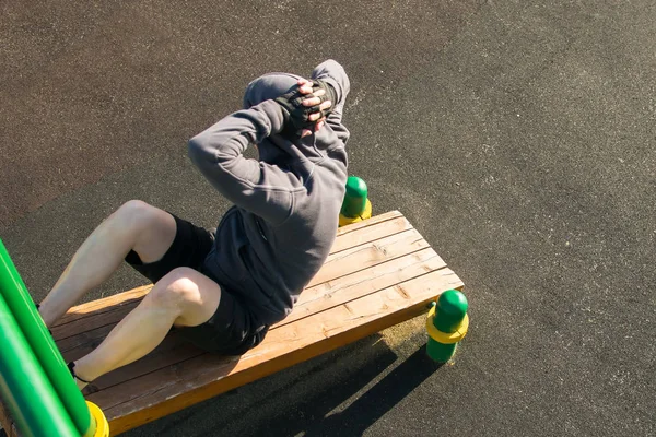 Man Inclined Bench Performs Exercises Twisting Press Outdoors Top View — Stock Photo, Image