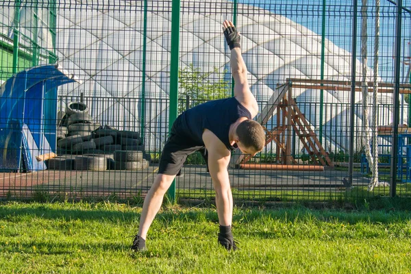 Hombre Haciendo Deportes Aire Libre Dobla Sobre Hierba Verde — Foto de Stock