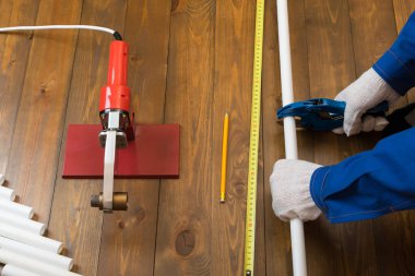 su borusu sihirbaz özel makas, üst görünümü ile beyaz boru keser