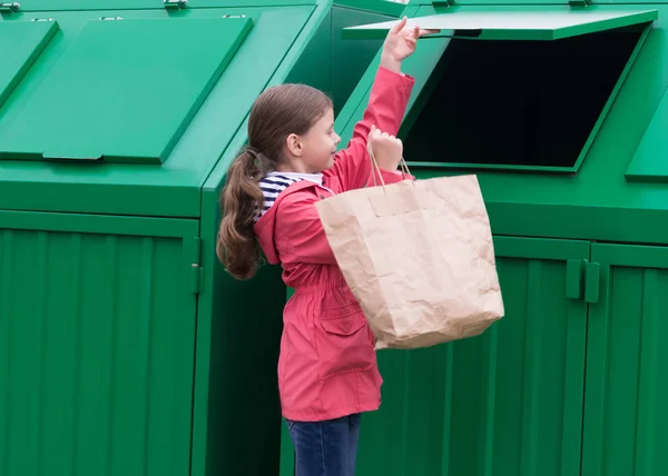 Dziewczyna Wyrzuca Papierowy Worek Otwierający Pojemnik Śmieci — Zdjęcie stockowe