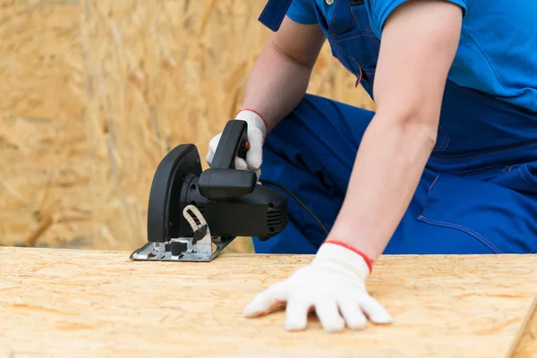 Sierra Circular Las Manos Hombre Aserrando Una Tabla Madera Cerca — Foto de Stock