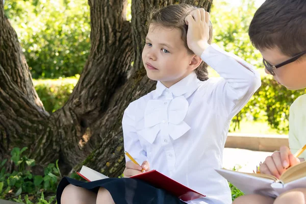 Een Meisje Een Jongen Denken Het Oplossen Van Een Probleem — Stockfoto