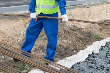 inşaat işçisi demir çubuklar, alt görünümü taşır