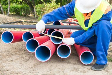 işçi önlemler kırmızı plastik borular ön görünüm
