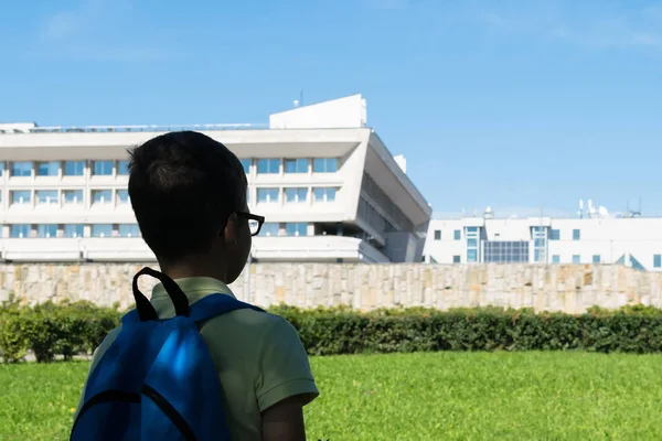 Student Med Ryggsäck Ryggen Tittar Skolbyggnaden — Stockfoto