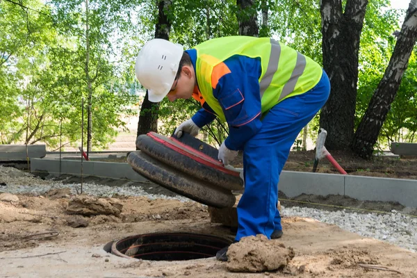 Operaio Aprì Coperchio Plastica Del Portello Comunicazione Urbana — Foto Stock