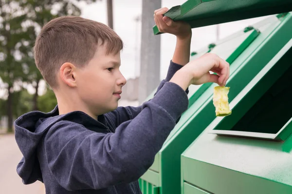 Boy Throws Piece Apple Trash Tank Close — Stock Photo, Image