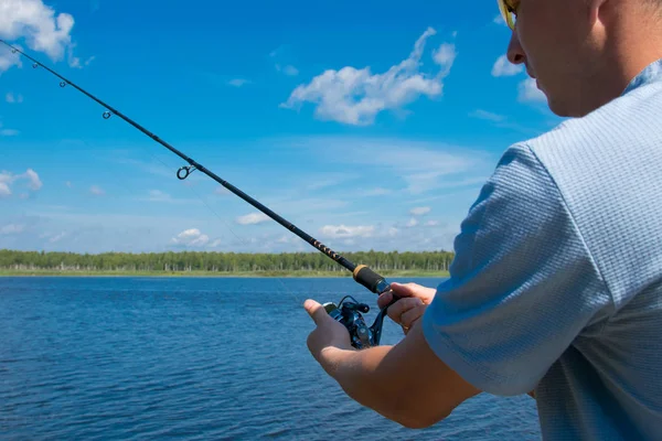 Close Homem Óculos Amarelos Segurando Girando Para Pesca Contra Lago — Fotografia de Stock