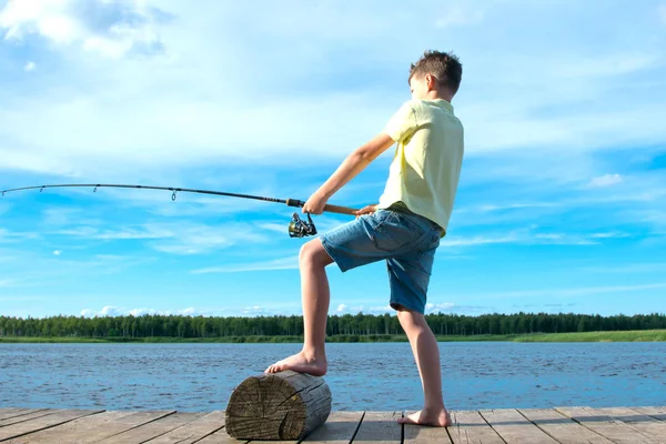 Ragazzo Shirt Gialla Sul Molo Contro Lago Azzurro Cielo Tira — Foto Stock