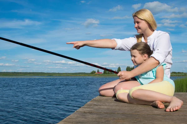 Mãe Segura Vara Pesca Mão Mostra Sua Filha Captura Cais — Fotografia de Stock