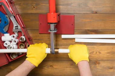 sarı eldiven eller özel bir lehim demiri ile plastik borular bağlamak