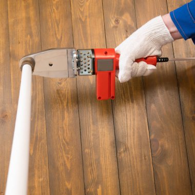 el su temini için lehim plastik borular için bir lehim demir tutar