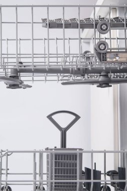 bulaşık makinesinin boş bölümleri, işten sonra kurutulmuş, yakın çekim