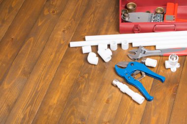 koyu ahşap arka plan üzerinde sivri ve bir anahtar ile makas mavi bir çift için polipropilen borular ve araçlar, yazıtlar için alan